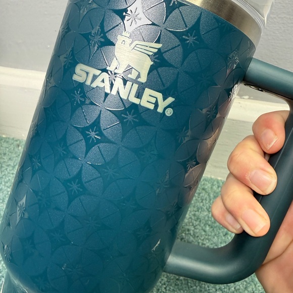 Stanley Quencher H2.0 Flowstate 40 Oz  Tumbler  Ponderosa Star Holiday 2025 - Picture 5 of 11